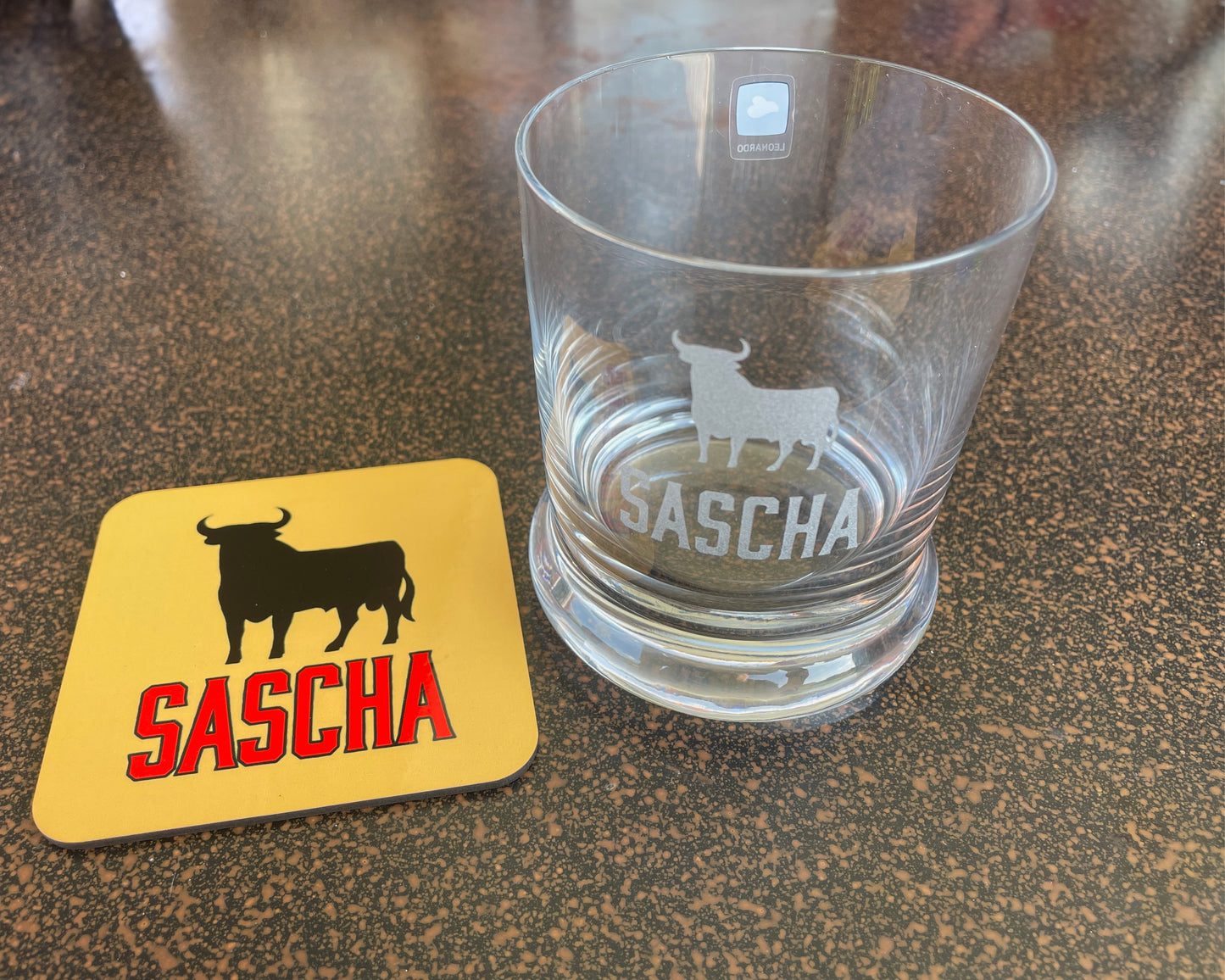 Whiskyglas Veterano Style mit Stier – personalisiert mit Name - Geschenk für Männer