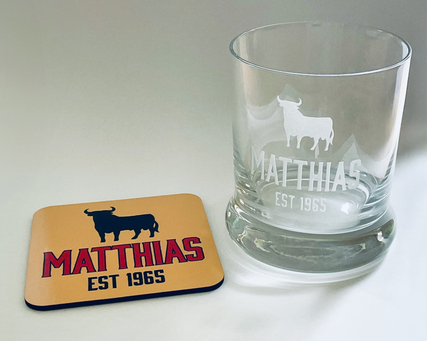 Whiskyglas Veterano Style mit Stier – personalisiert mit Name & Geburtsjahr - Geschenk für Männer