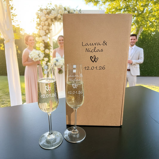 Personalisierte Sektgläser mit Namen, Herz & Datum – 2er-Set inkl. Geschenkverpackung